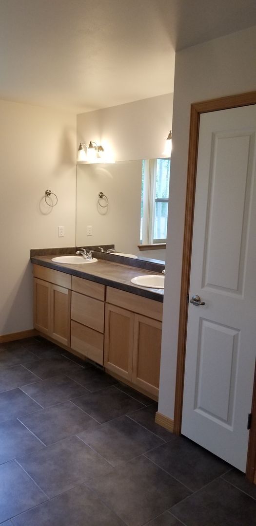 Building Photo - Spacious Two-Story in Port Orchard