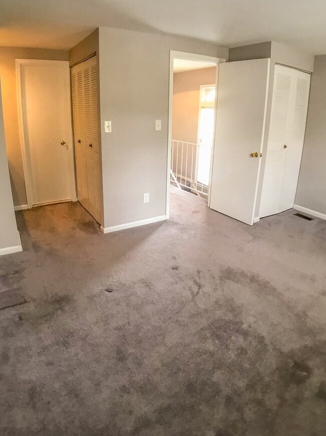 Building Photo - Beautiful end-unit townhome. Walkout basem...