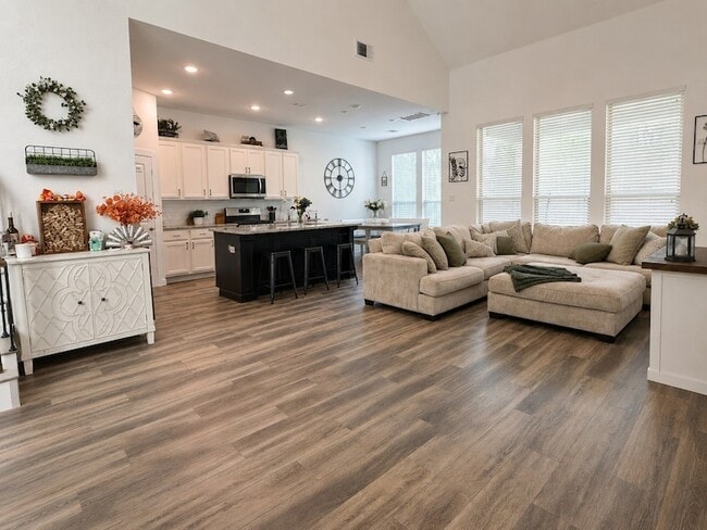 Building Photo - 17111 Crimson Crest Dr