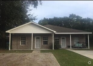 Building Photo - Charming 3-Bedroom, 2-Bathroom Duplex in G...