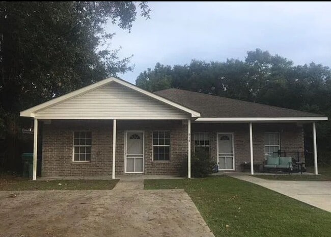Primary Photo - Charming 3-Bedroom, 2-Bathroom Duplex in G...