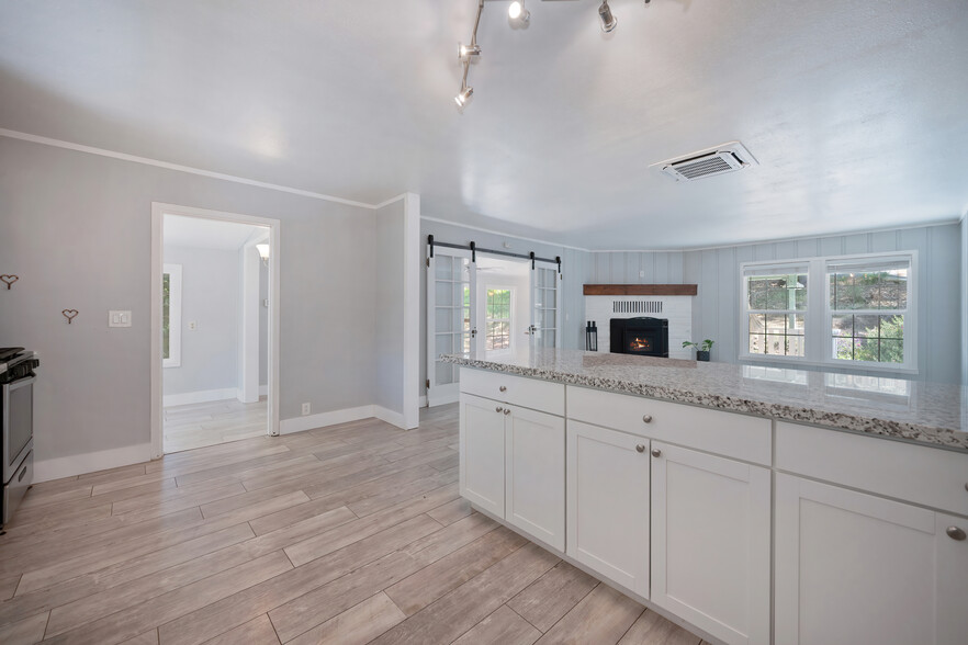 Building Photo - 14492 Meadow Dr