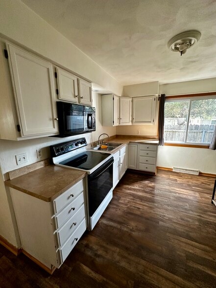 Building Photo - 4011 David Rd