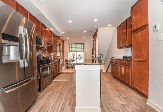 Building Photo - Stylish townhouse in ideal Frederick locat...