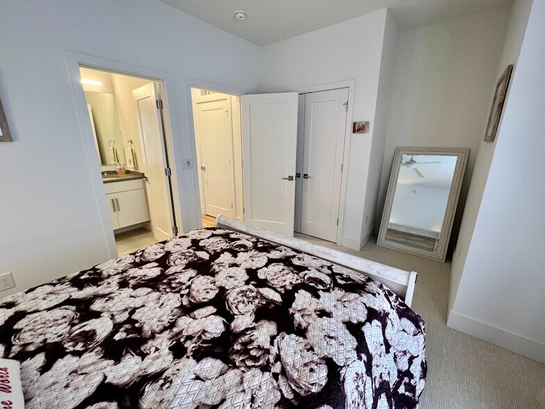 Building Photo - Room in Townhome on New Bern Ave