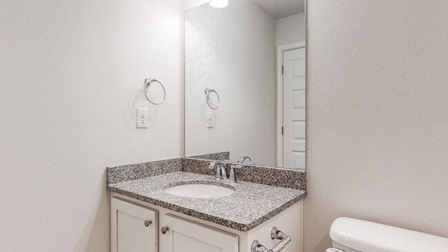 Building Photo - 3 Bedroom 2.5 Bathroom Townhome w/garage i...