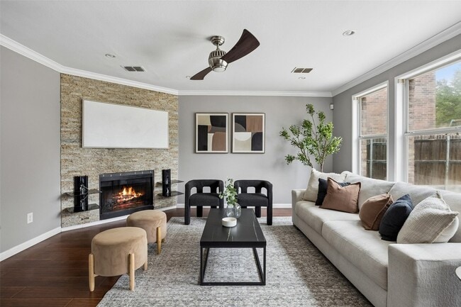 Building Photo - 320 S Mesa Verde Way
