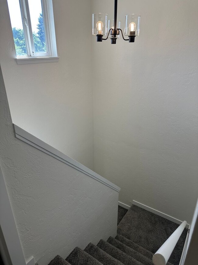 Building Photo - Beautifully updated 3 bedroom 1.5 bath dup...