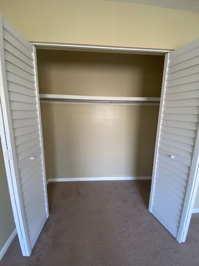 Building Photo - Cute 2 bedroom 1 1/2 bath townhome