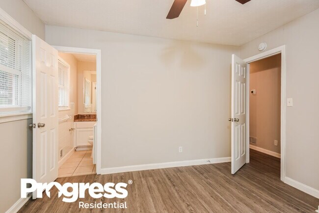 Building Photo - 643 Milford Dr SW