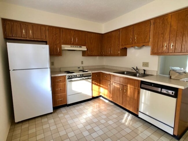 Building Photo - EXCEPTIONAL 2 Bedroom, 1 1/2 Bath Duplex Available!