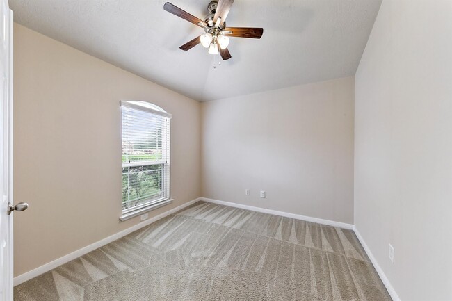 Building Photo - 24415 Lakecrest Town Dr