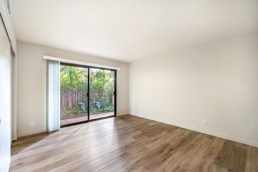 Building Photo - 325 Encino Ln