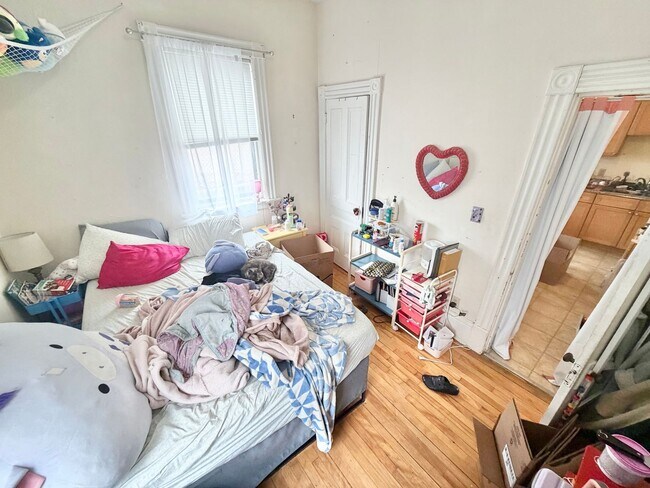 Building Photo - 3 Bedroom Apartment in Burlington VT Available 6/5-6/15!