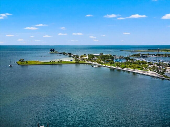 Building Photo - 300 Beach Dr NE