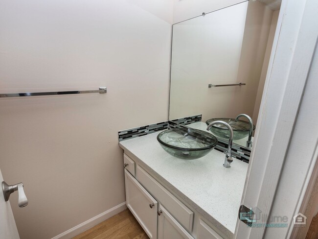 Building Photo - Inviting 2-Bedroom, 2.5 Bathroom Home in G...