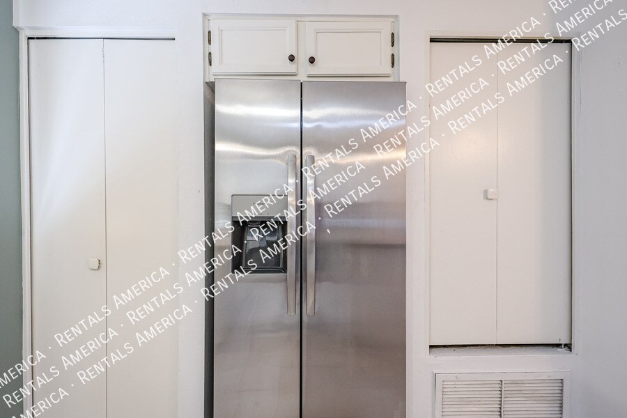 Building Photo - 3491 N Arizona Ave