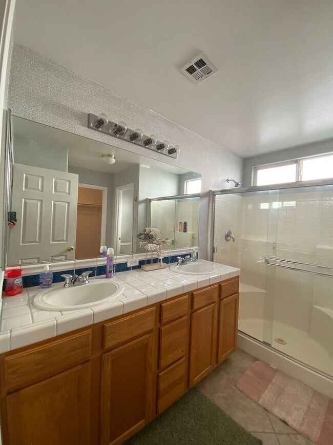 Building Photo - Gated Community of Grand Island in Seven Oaks 2 BD 2 BA Gorgeous House