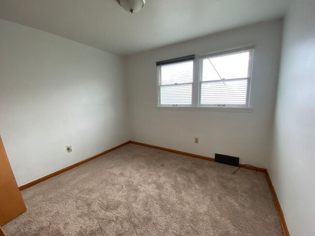 Building Photo - Large 4 Bedroom House, Franklin Regional School District - Available February!