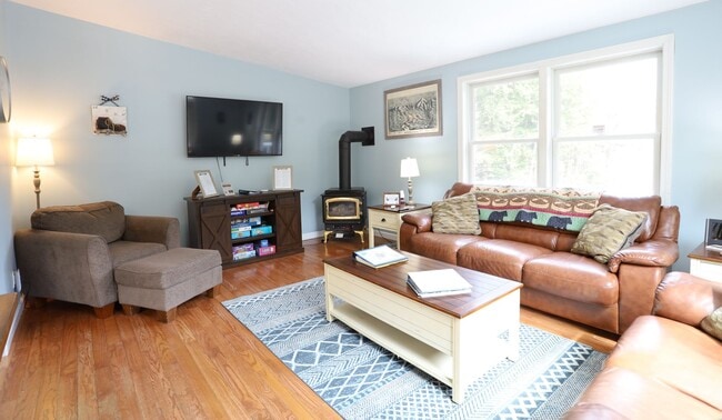Building Photo - FURNISHED 3 Bed Winter Seasonal Great Location! Available 11/1/26 - $2395/mo