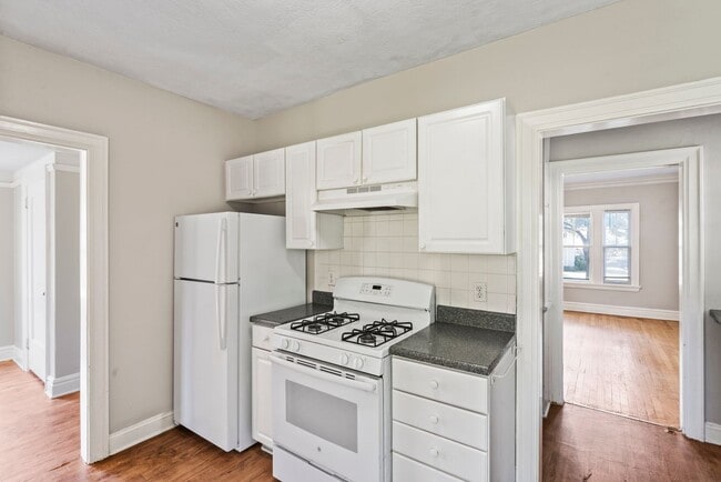 Building Photo - Charming 3-Bed Home Near UMKC with Hardwoo...