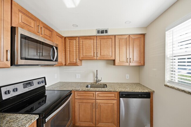 Building Photo - 476 Fanshaw L