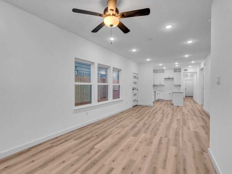 Building Photo - 9410 Firnat St