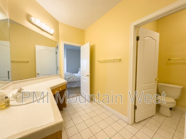 Building Photo - 49 E Fairway Dr