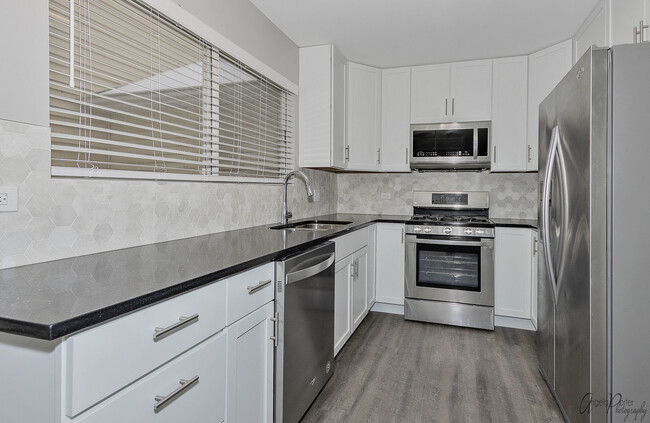 Building Photo - 511 Le Parc Cir