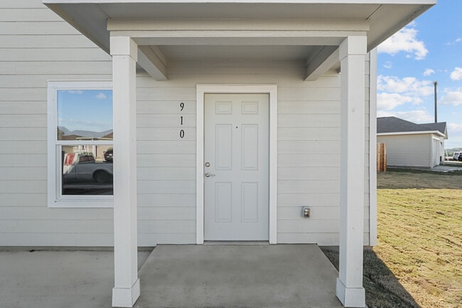 Building Photo - 910 Stricker Path