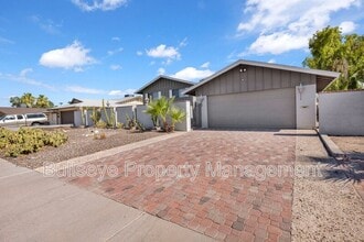 Building Photo - 1333 E Donner Dr