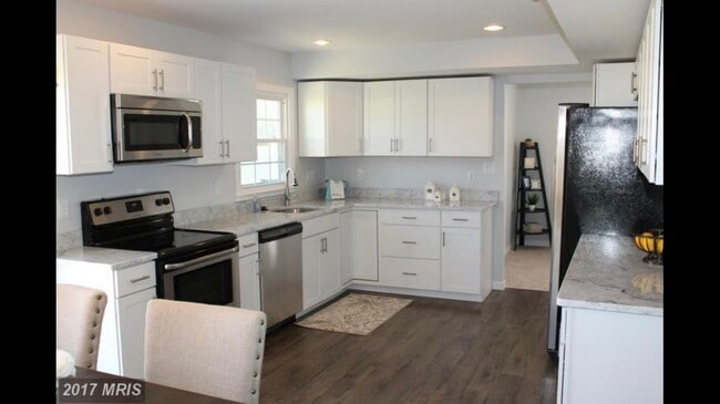 Building Photo - 6 Greystone Cir