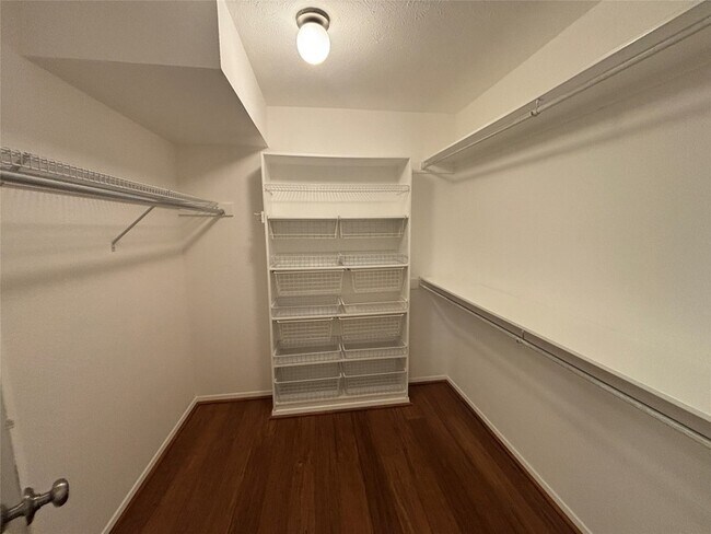 Building Photo - 3300 Wells Dr