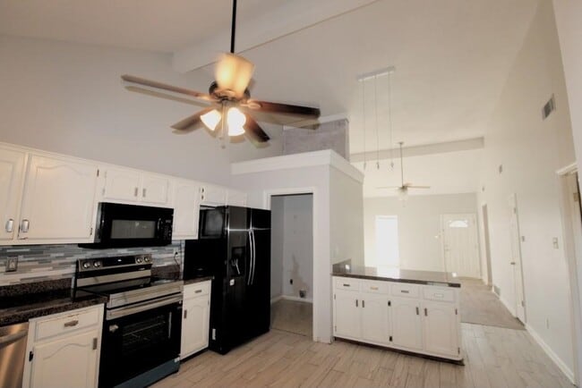 Building Photo - 5558 Oak Branch Cir N