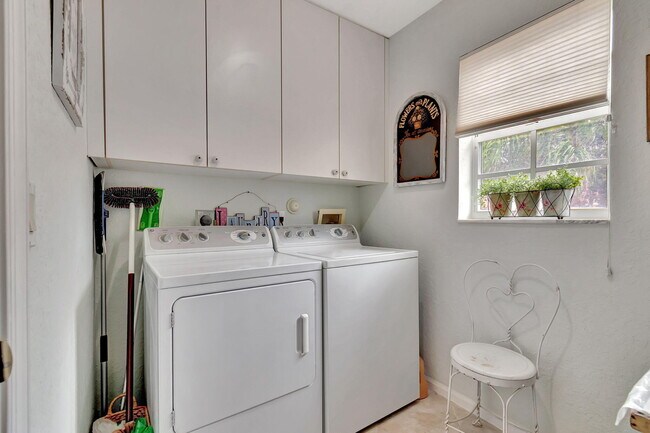Building Photo - 7942 Laina Ln