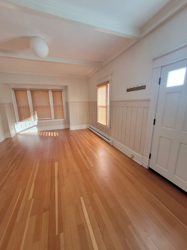 Building Photo - 332 W 5th Ave