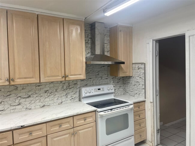 Building Photo - 6548 Racquet Club Dr