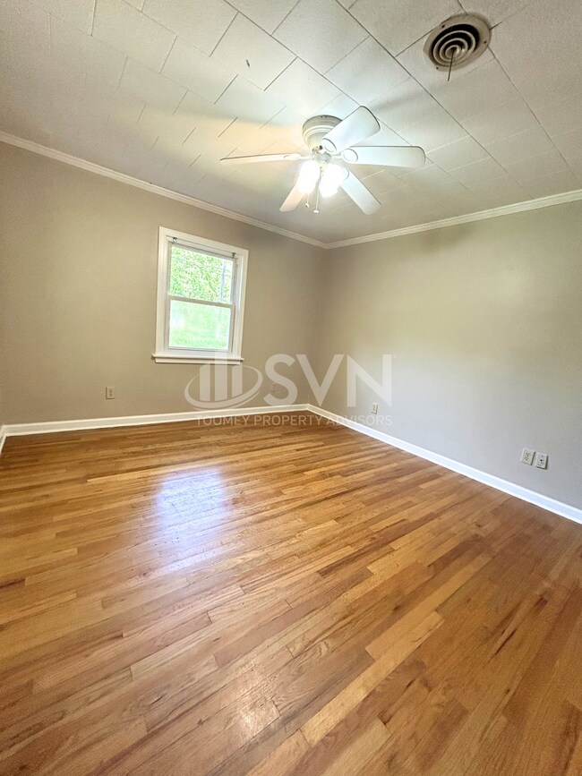 Building Photo - 2913 Riverside Dr