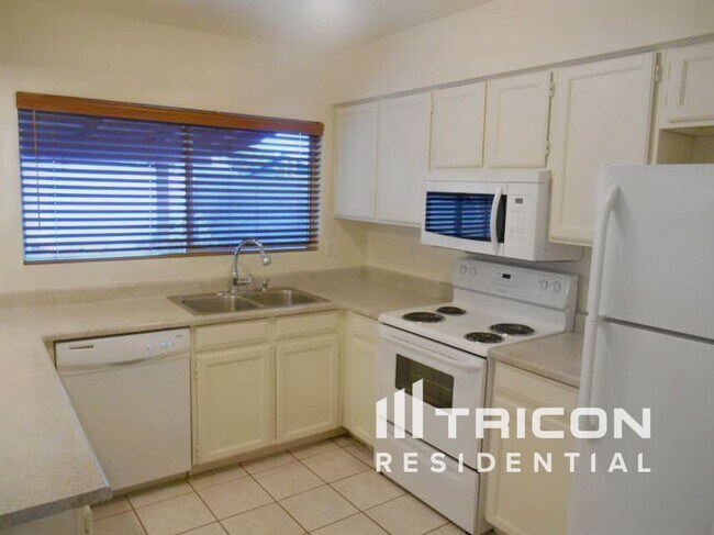 Building Photo - 1128 W Hermosa Dr