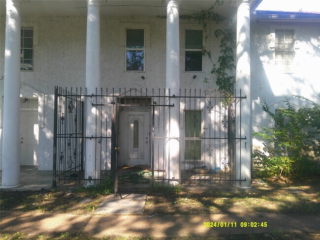 Building Photo - 12411 W Village Dr