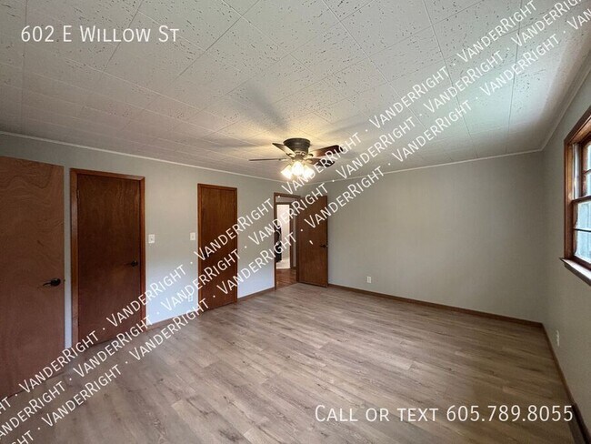 Building Photo - 602 E Willow St