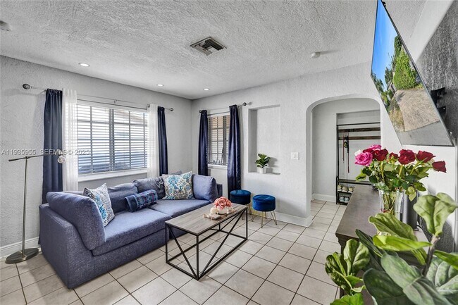 Building Photo - 2826 Dewey St