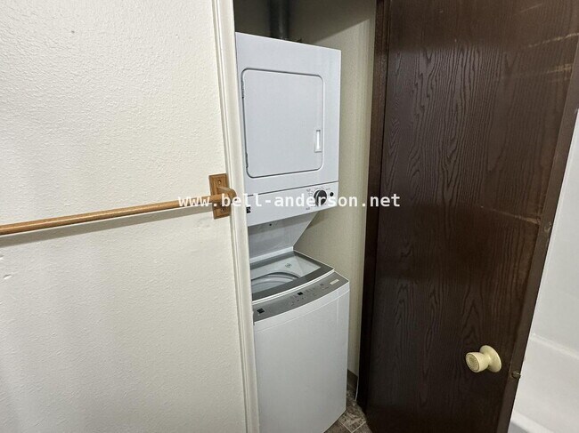 Building Photo - Cozy 1 Bedroom Apartment- $200 off 1st Mon...