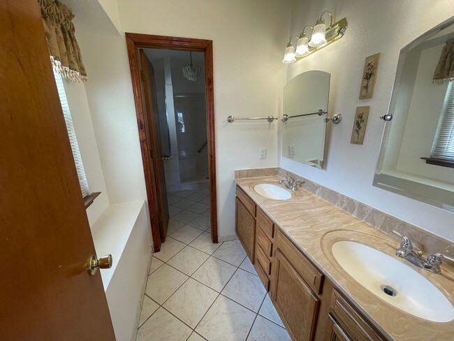 Building Photo - 3 Bedroom Near Mariposa Park