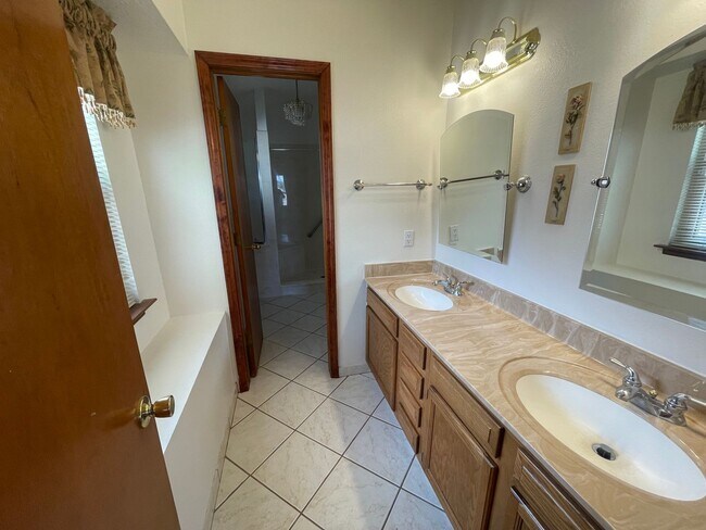 Building Photo - 3 Bedroom Near Mariposa Park in Taylor Ranch