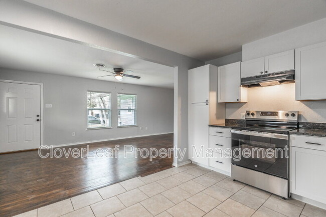 Building Photo - 1002 Sumner Dr