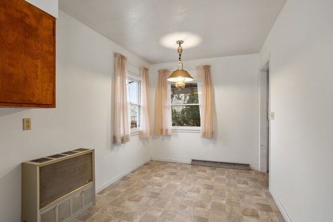 Building Photo - 4 Bedroom Oshkosh House