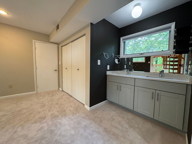 Building Photo - Fantastic 4 Bed 3.5 Bath Townhome With Sun...