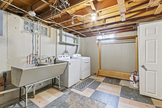 Building Photo - 32119 Glen Ave