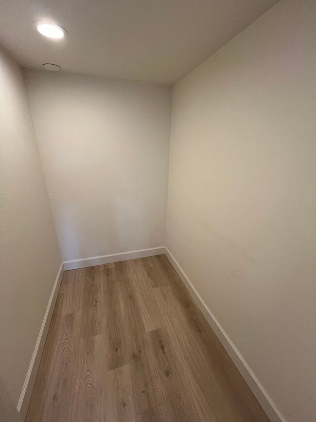 Building Photo - Amazing 4 Bed/3 Bath Home on One Acre with...